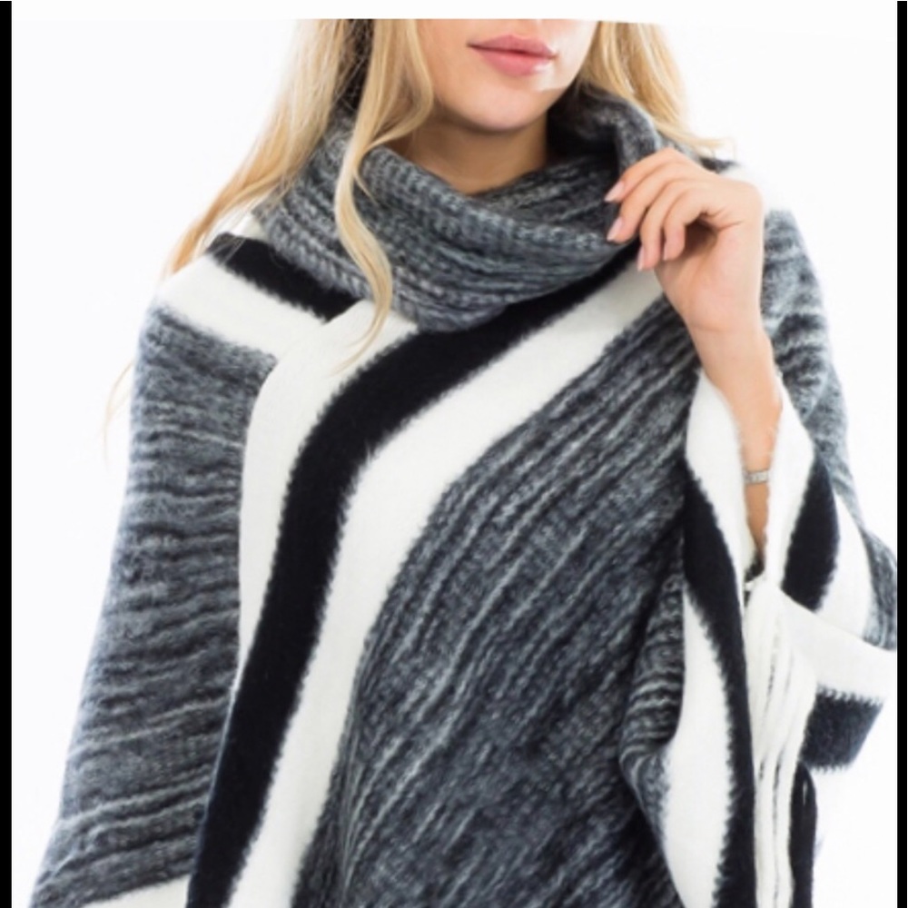 Black and White poncho - Picture 1 of 2